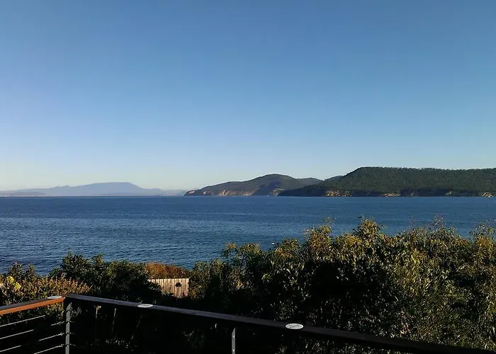 Larus Waterfront Cottage